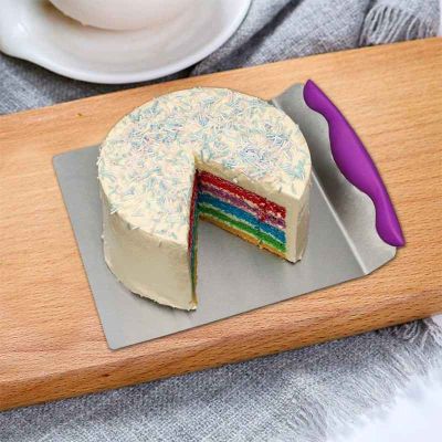 nana decoupe tranche gateau sur spatule patisserie