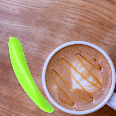 nana dessine coeur avec stylo a dessin a cafe