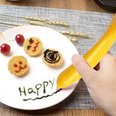 nana utilise stylo a dessin a cafe pour ecrire message