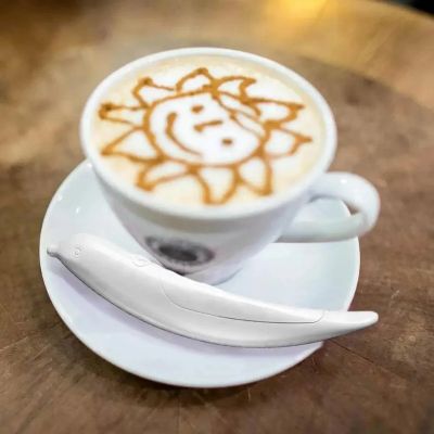 nana dessine soleil avec stylo a dessin a cafe