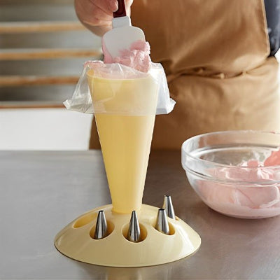 nana rempli poche de creme sur support a poche douille jaune