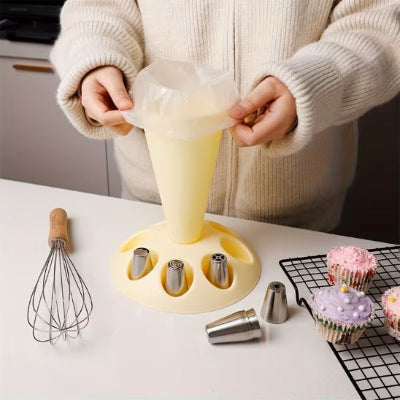 nana rempli poche de creme sur support a poche douille