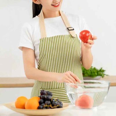 fille porte tablier de cuisine pour rincer fruits