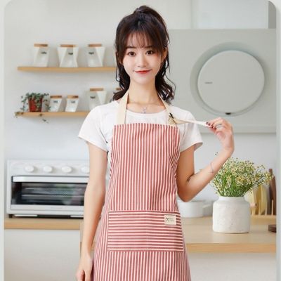 fille attache facilement cordon tablier de cuisine