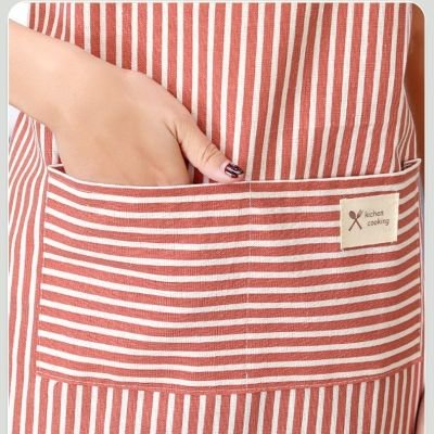 maman met cell dans poches du tablier de cuisine