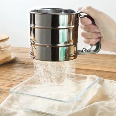 nana utilise poignee tamis inox pour sepoudrer sucre