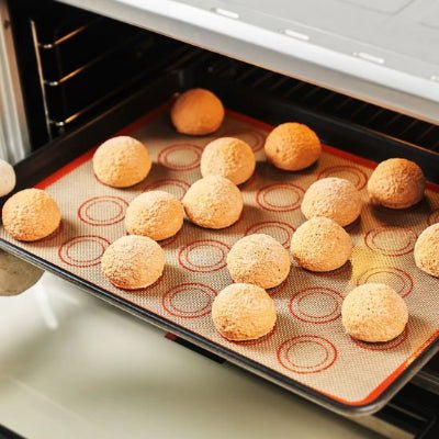 maman fait cuire petits fours sur tapis de cuisson