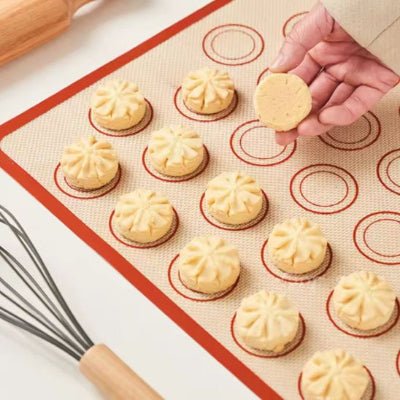 maman retir biscuits cuits sur tapis de cuisson