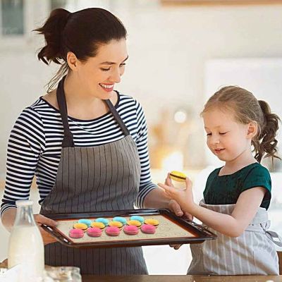 maman et fille font cuire macarons sur tapis de cuisson