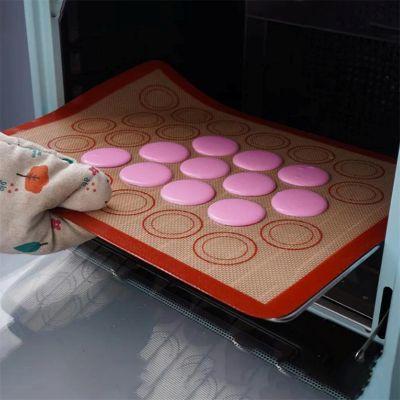 maman fait cuire macarons sur tapis cuisson