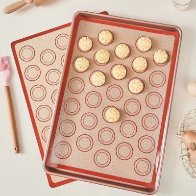 maman fait cuire cookies sur tapis de cuisson