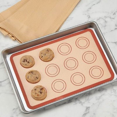 maman dispose cookies sur tapis de cuisson pour cuire