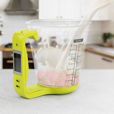 nana utilise tasse a mesurer numerique pour pate a gateau