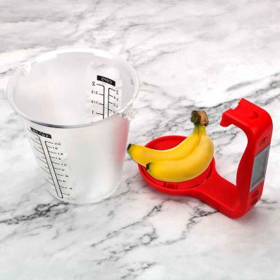 maman utilise fonction balance de tasse a mesurer numerique