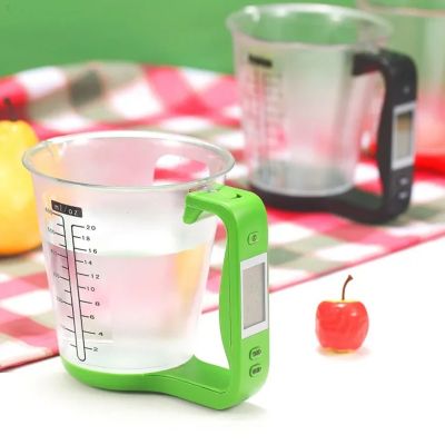 nana utilise tasse a mesurer numerique pour huile