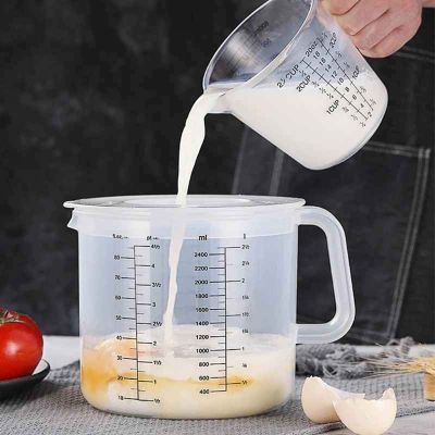 nana ajoute lait dans verre doseur