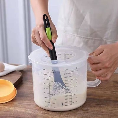 nana utilise spatule pour melanger dans verre doseur