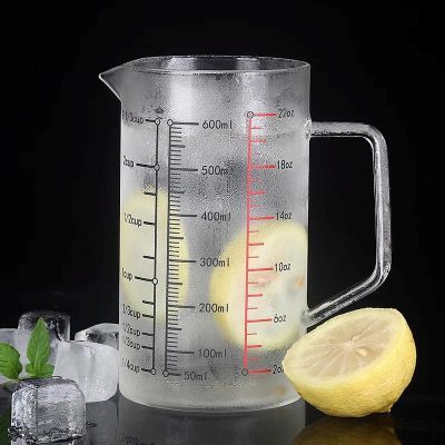 nana verse limonade dans verre doseur en verre