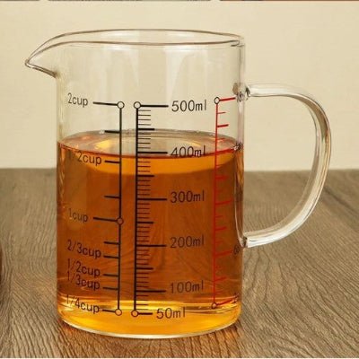 nana verse sauce chaude avec verre doseur en verre