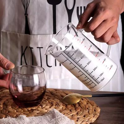 nana verse creme liquide dans verre doseur en verre