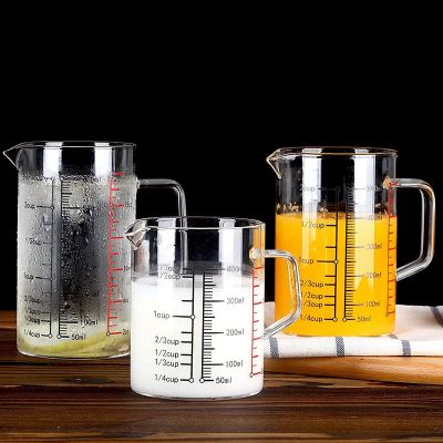 nana verse eau glace dans verre doseur en verre