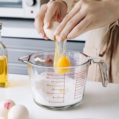 nana casse oeufs dans verre doseur en verre