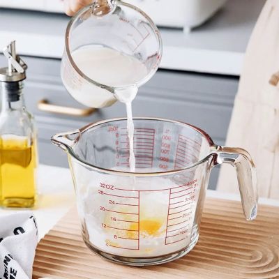 nana prepare melange gateau dans verre doseur en verre