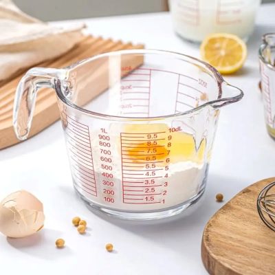 nana utilise verre doseur en verre pour melange omelette 