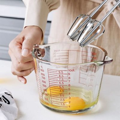 nana melange oeufs avec fouet electrique dans verre doseur en verre