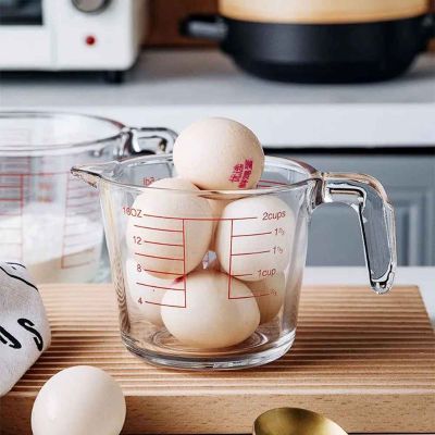 nana met oeufs dures dans verre doseur en verre