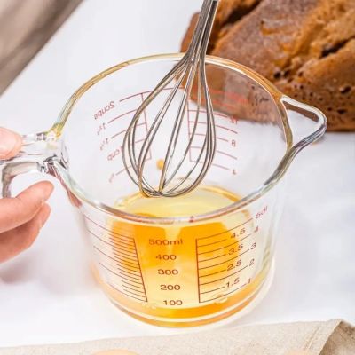 nana fouette omelette dans verre doseur en verre