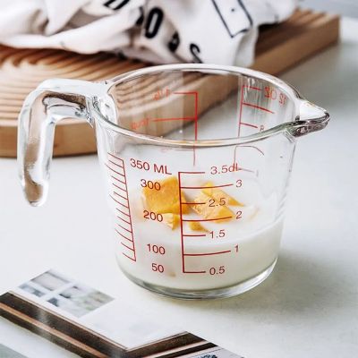 nana prepare sauce bechamelle dans verre doseur en verre