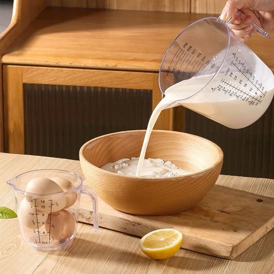 nana verse lait sur pate avec verre doseur gradue