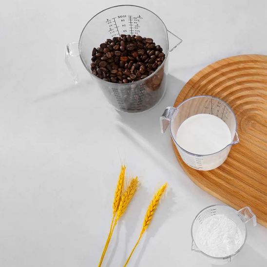 nana utilise verre doseur gradue pour liquide