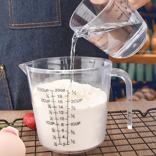 nana verse lait avec verre doseur petit