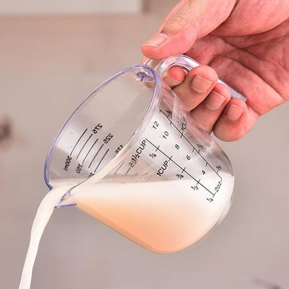 nana verse huile sur plat avec verre doseur