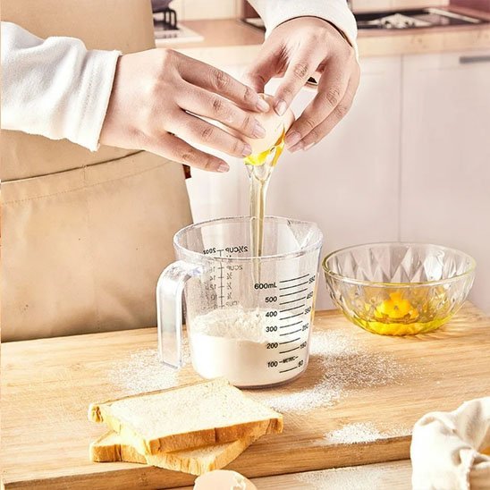 nana casse oeufs dans verre doseur grand