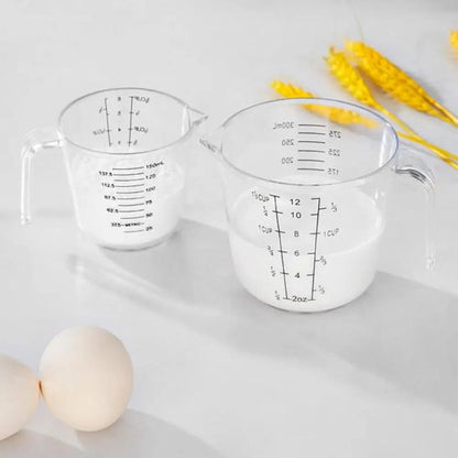 nana utilise verre doseur gradue pour doser lait