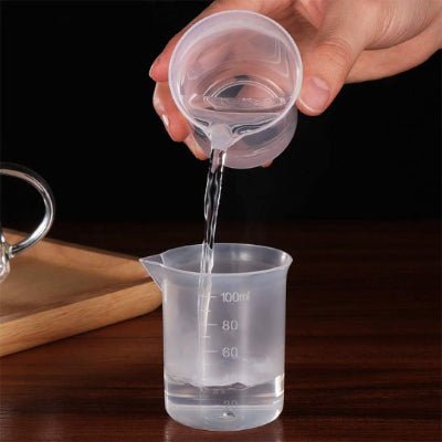nana verse vinaigre avec verre doseur gradué