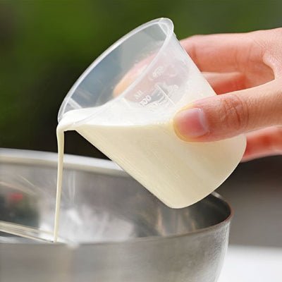 nana verse lait avec verre doseur gradué