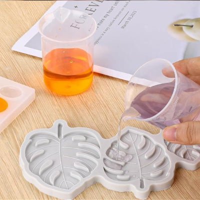 nana verse resine dans moule silicone avec verre doseur gradué