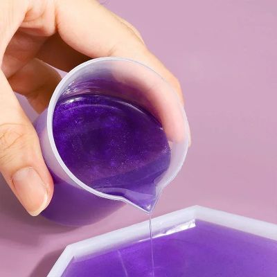 nana met resine mauve dans verre doseur gradué