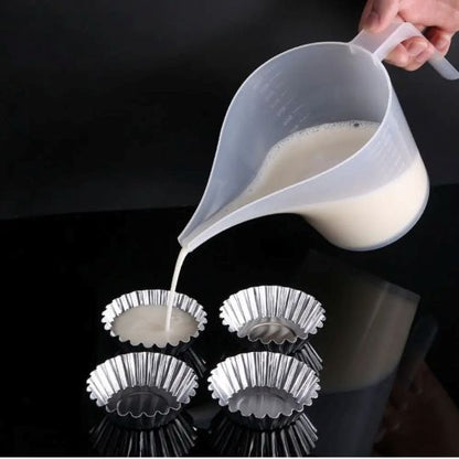 maman verse pate liquide avec verre doseur