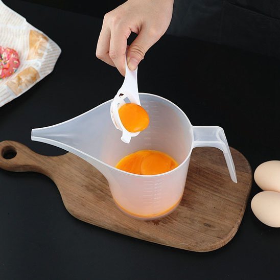 nana casse oeufs dans verre doseur