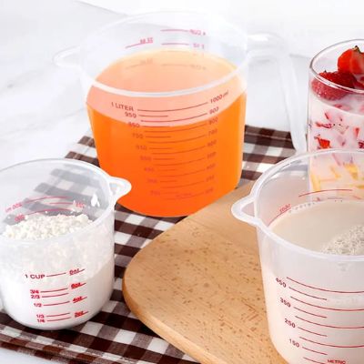 maman utilise verre doseur pour melanger pate gateau