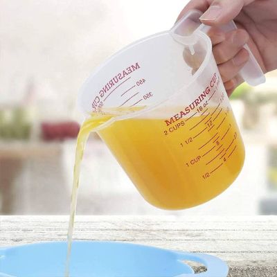 maman utilise verre doseur pour verser huile