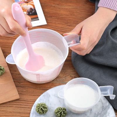 maman melange pate gateau avec spatule dans verre doseur