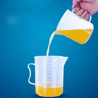 nana verse jus avec verre doseur