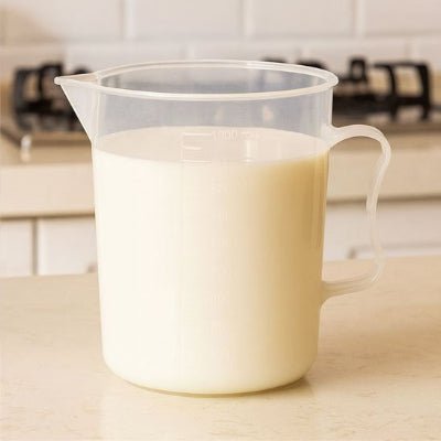 nana verse du lait avec verre doseur