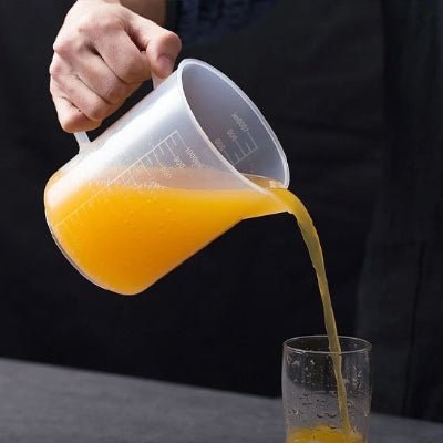 nana verse jus orange avec verre doseur
